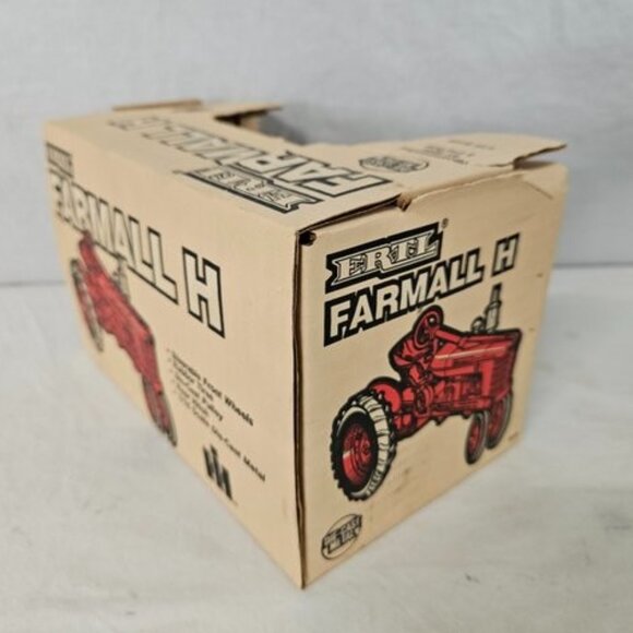 1986 Farmall H Collectible Tractor, 1/16, NIB - Picture 3 of 5